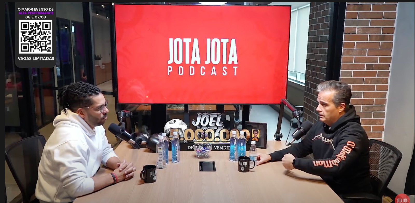 Jordão participando de uma conversa em um estúdio de podcast