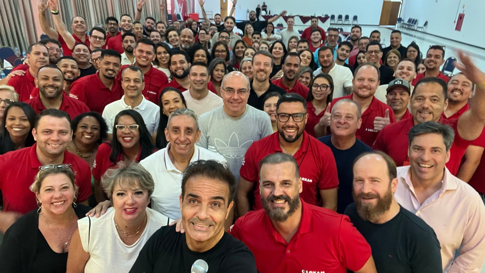 Jordão com uma grande turma de vendedores e participantes, reunida para uma foto após o encontro