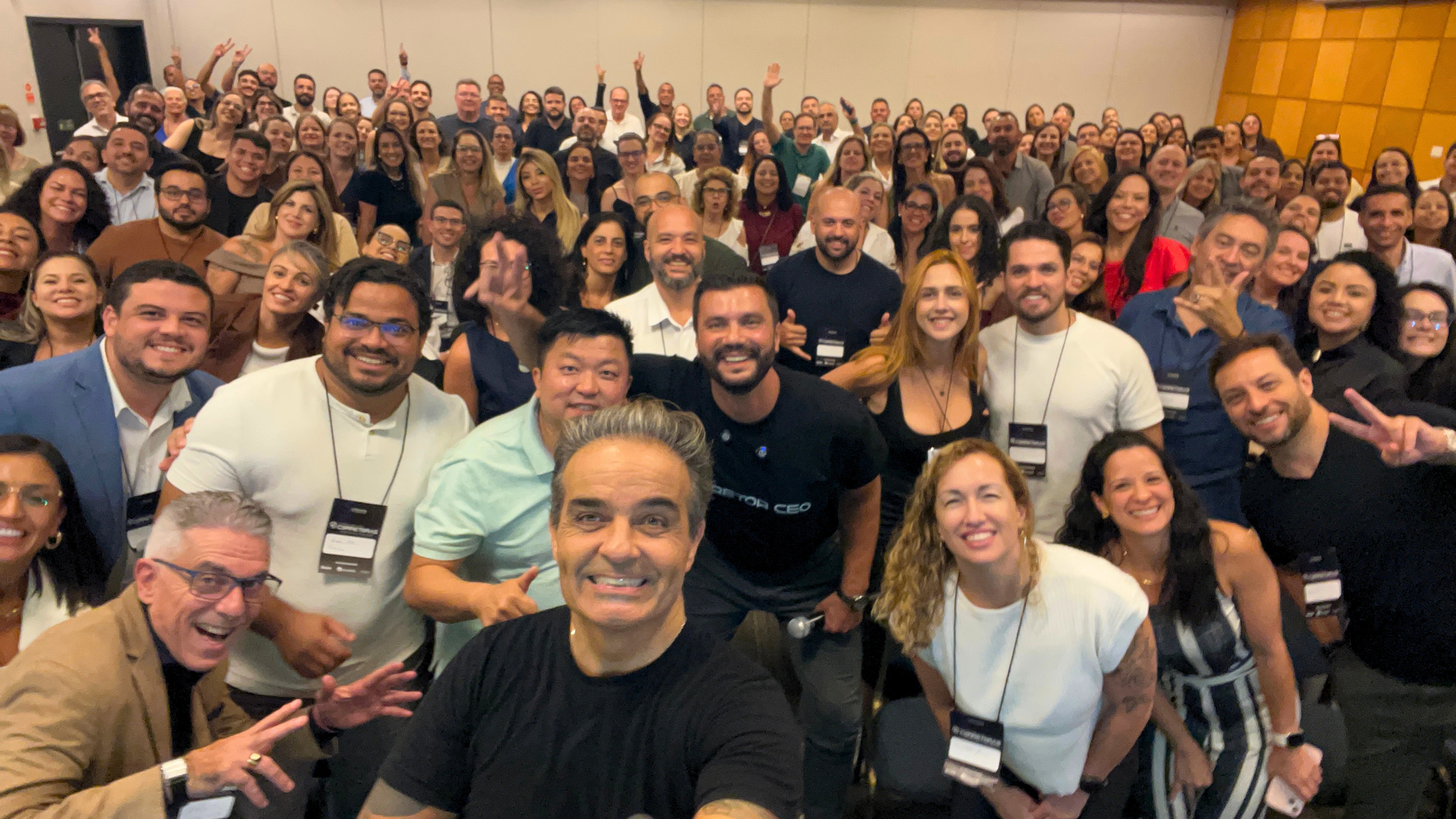 Jordão com a plateia reunida após uma palestra