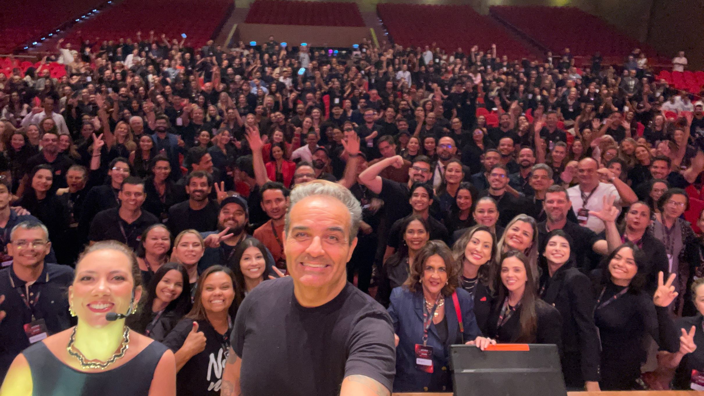 Jordão com a plateia reunida em um auditório após uma palestra