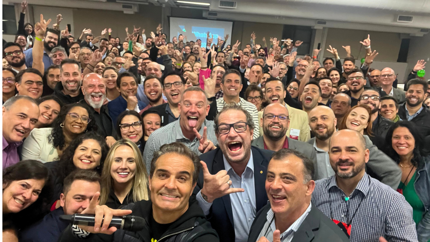 Jordão com participantes reunidos após uma palestra de vendas