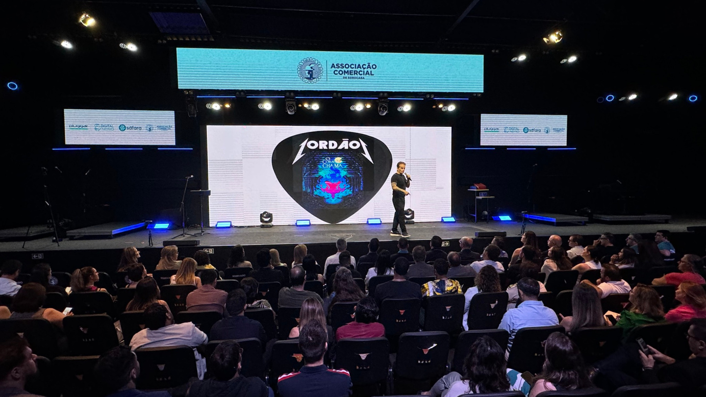 Jordão no palco diante de um auditório durante uma palestra